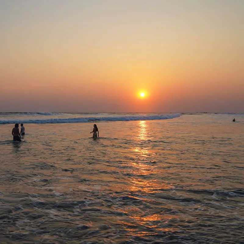 Un baño al atardecer frente al lodge