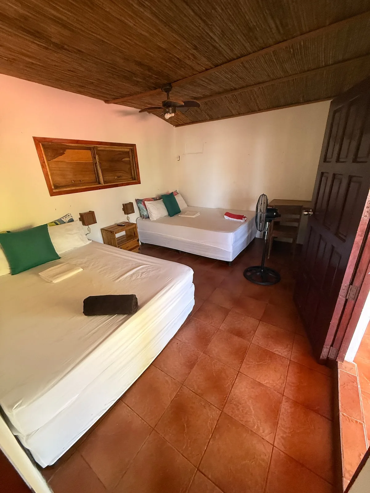Suite 5 — terraza con vista al mar al atardecer